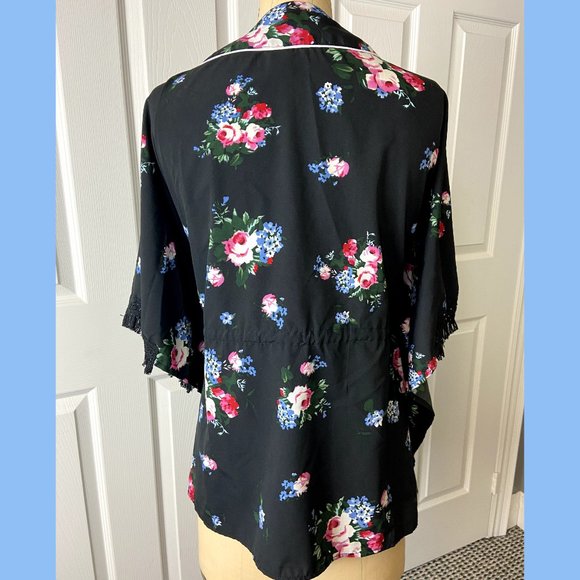 🌟2/$30 🌟 Floral Kimono Style Top with fringe - Picture 2 of 4